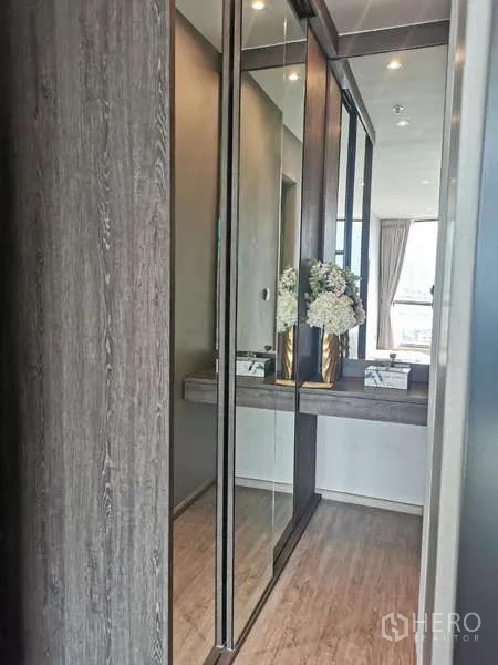 คอนโด ให้เช่าหรือขายในWatthana, Bangkok - โถงทางเดินพร้อมตู้เสื้อผ้าบิลท์อินบานกระจกและโต๊ะเครื่องแป้ง