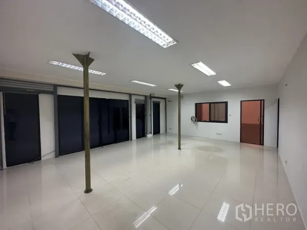 货栈 出租在Bang Phli, Samut Prakan - 仓库内明亮的瓷砖办公室，配荧光灯照明。