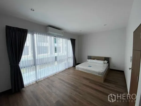 สำนักงานที่บ้าน ให้เช่าในPhra Khanong, Bangkok - ห้องนอนสว่าง มีหน้าต่างบานใหญ่ ผ้าม่านทึบ แอร์ และเตียงคู่
