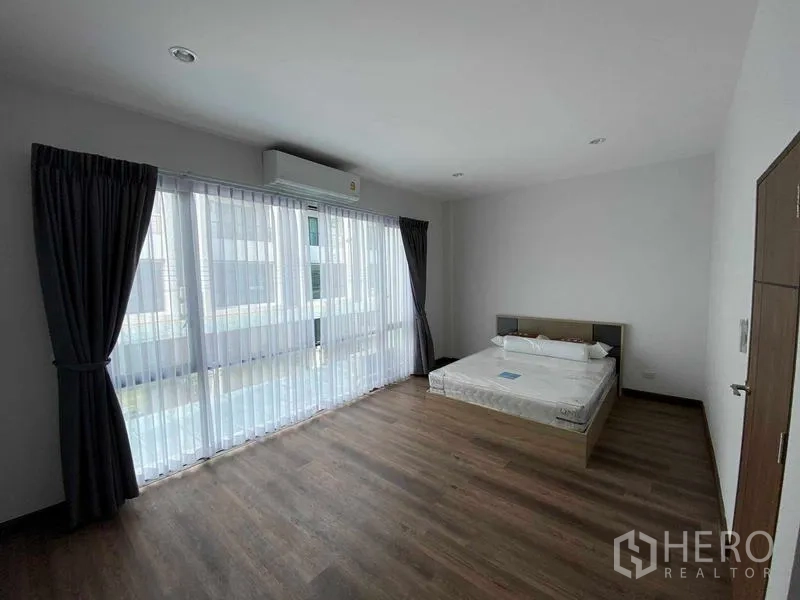 สำนักงานที่บ้าน ให้เช่าในPhra Khanong, Bangkok - ห้องนอนสว่าง มีหน้าต่างบานใหญ่ ผ้าม่านทึบ แอร์ และเตียงคู่