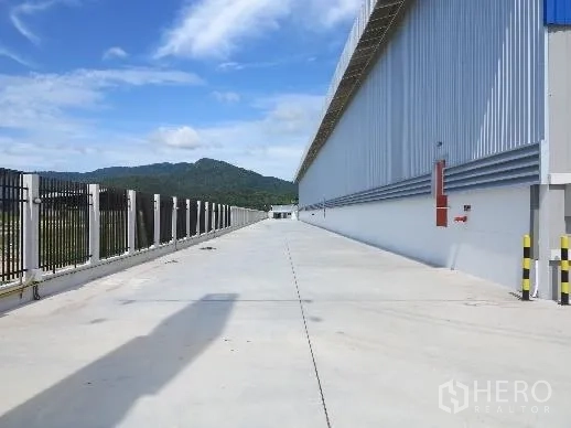 货栈 出租在Ban Bueng, Chon Buri - 仓库侧宽阔混凝土车道与周边围栏