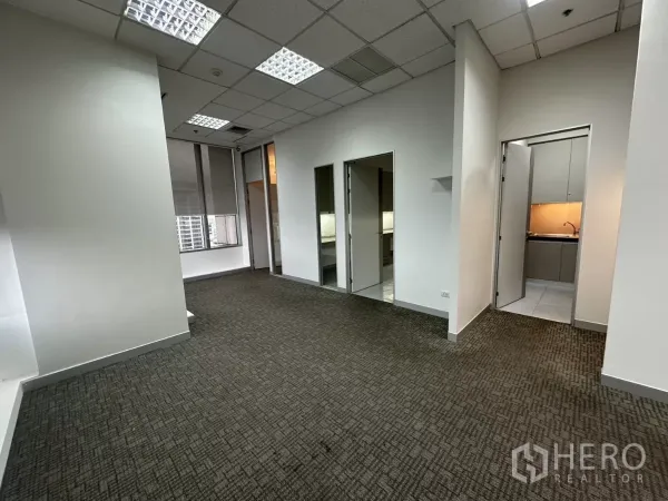 办公空间 出租在Watthana, Bangkok - 灵活工作区，通往会议室与茶水间，配大窗采光。