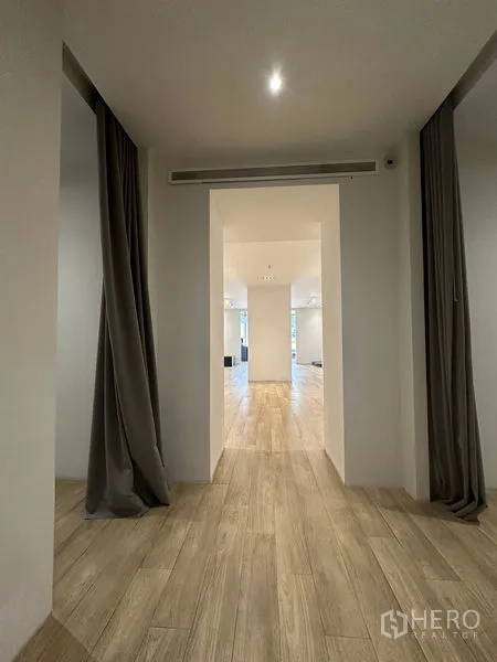 สำนักงานที่บ้าน ให้เช่าในPhra Khanong, Bangkok - โถงทางเดินเรียบง่าย ประตูสีขาว พื้นลายไม้