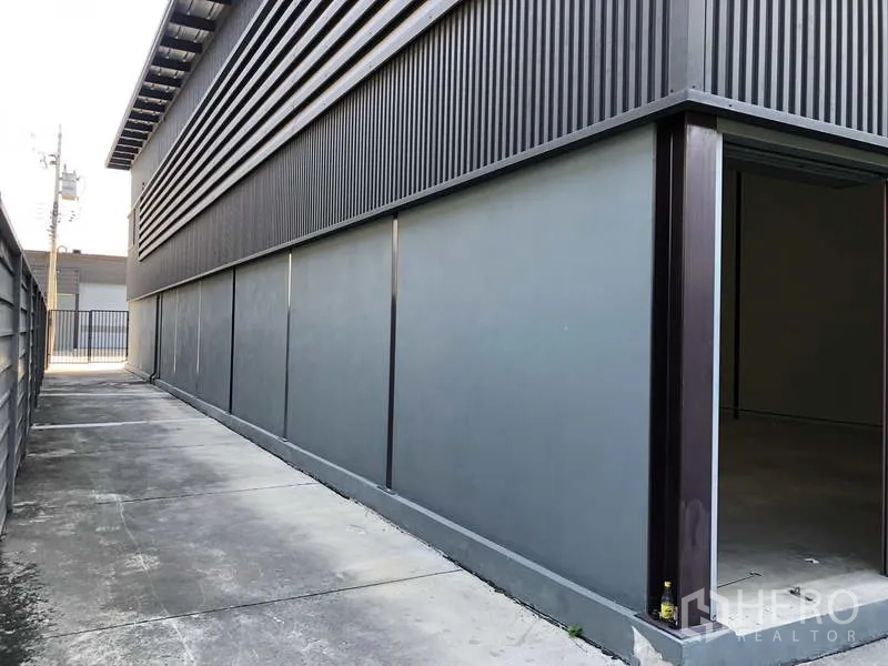 货栈 出租在Bang Phli, Samut Prakan - 仓库侧边封闭服务通道，混凝土路面与大门。