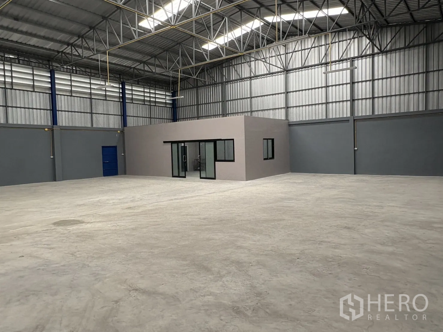 คลังสินค้า ให้เช่าในBang Phli, Samut Prakan - มุมกว้างพื้นที่ใช้สอย 400 ตร.ม. พร้อมออฟฟิศกระจก และพื้นคอนกรีตเรียบ