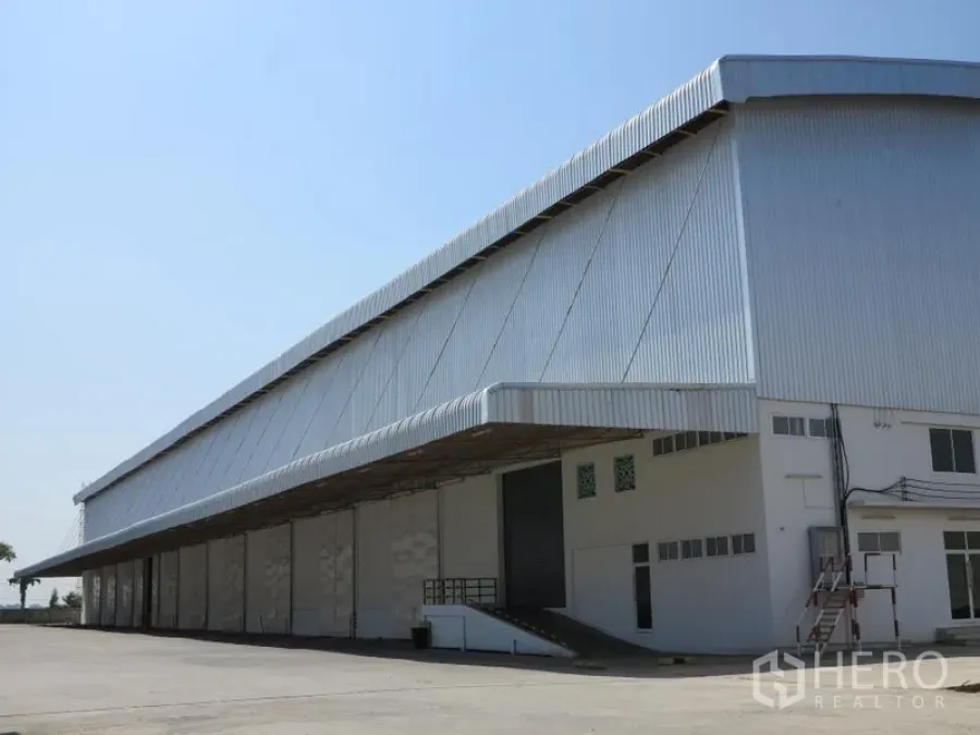 货栈 出租在Lopburi - 大型金属外墙仓库，设有带顶装卸区和坡道，晴空下