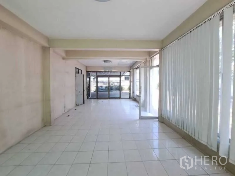 พื้นที่ขายปลีก ให้เช่าในSathon, Bangkok - โถงชั้นล่างหน้ากระจกม่านบังแสง พื้นกระเบื้อง เหมาะเป็นหน้าร้าน