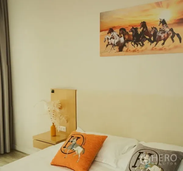 公寓 出租在Bang Rak, Bangkok - 卧室一角，软包床头，床上方挂有骏马装饰画