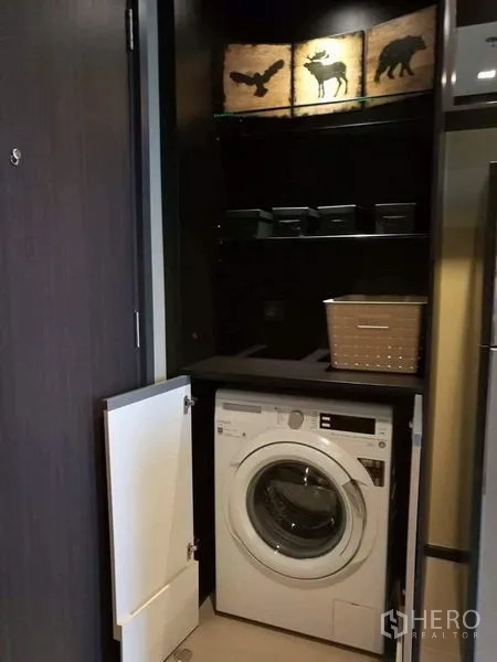คอนโด ให้เช่าในWatthana, Bangkok - ตู้บิวท์อินบรรจุเครื่องซักผ้าฝาหน้าและชั้นเก็บของ