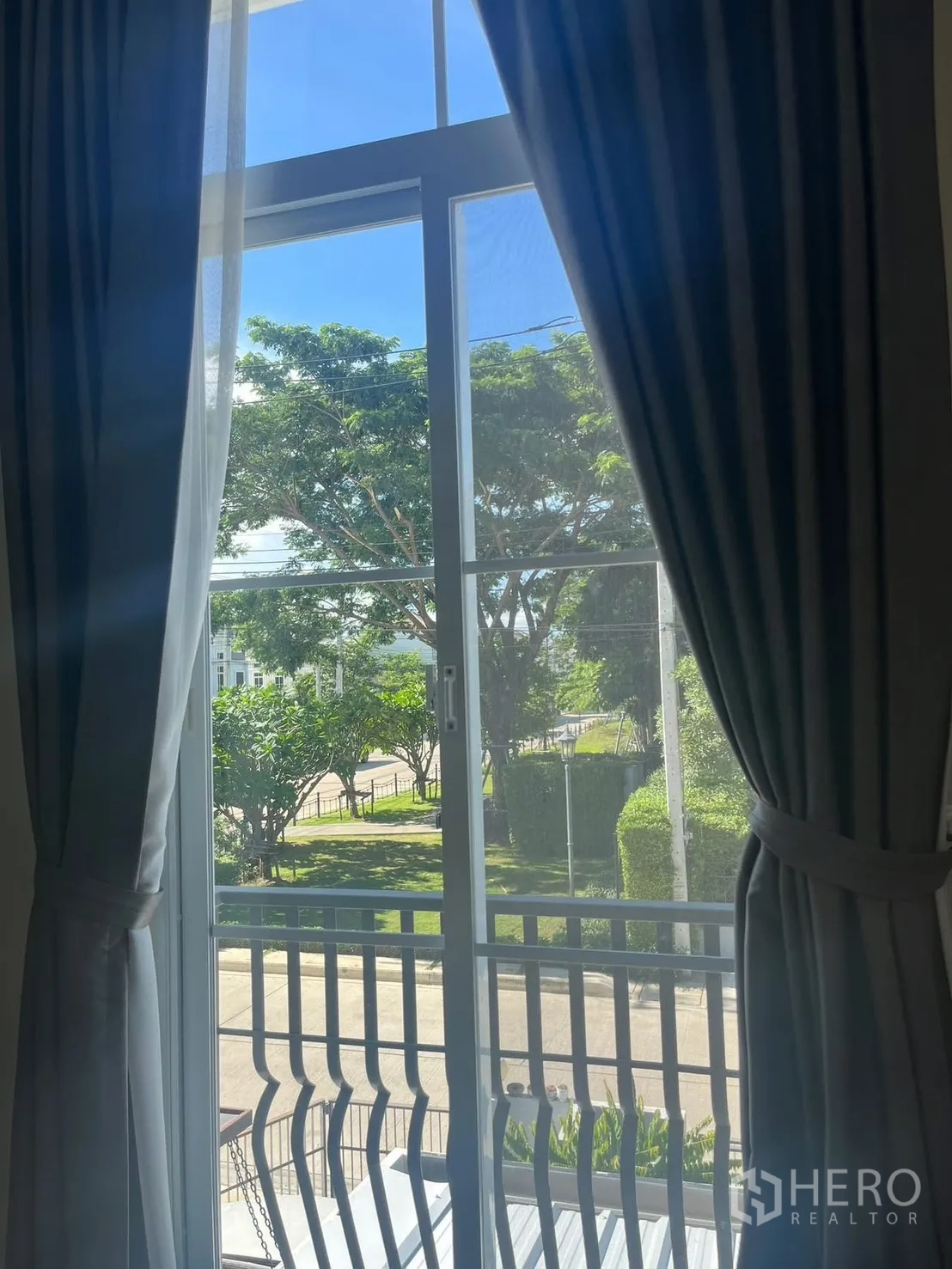 ทาวน์เฮาส์ for rent in Prawet, Bangkok - มุมมองจากหน้าต่างชั้นบนและระเบียงเล็กเห็นต้นไม้เขียวขจี.