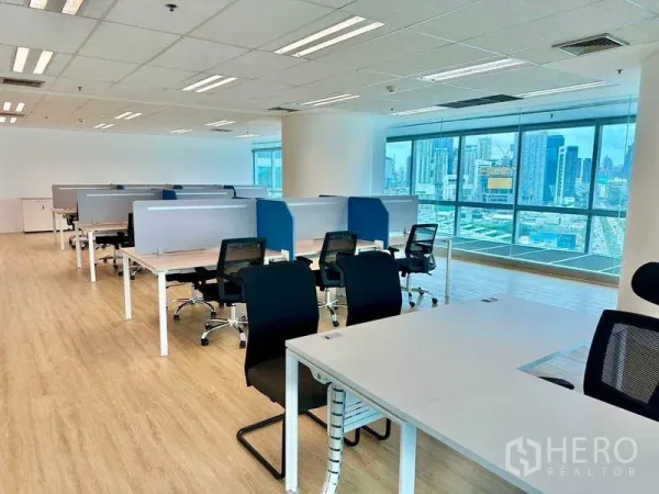 สำนักงาน ให้เช่า - โซนทำงานเปิดโล่งหันสู่กระจกเต็มผนัง มองเห็นวิวเมืองกรุงเทพฯ
