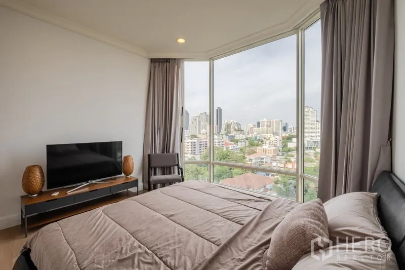 公寓 出售 - 卧室带转角大窗，双面城市景观