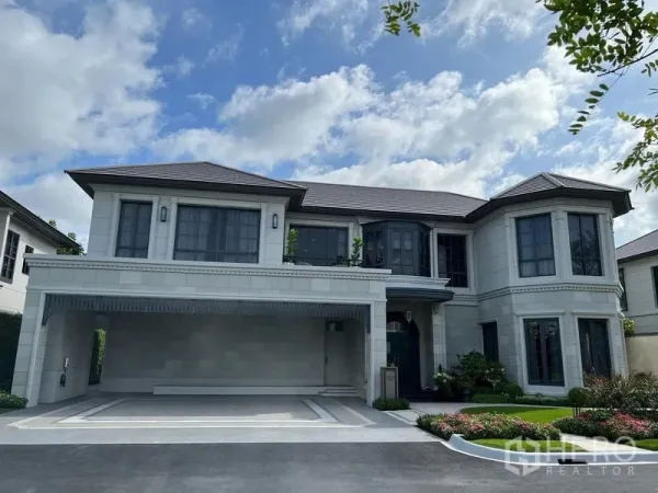Detached House for sale in Suan Luang, Bangkok - Elegant two-storey detached house with wide driveway, covered carport and trimmed front garden.