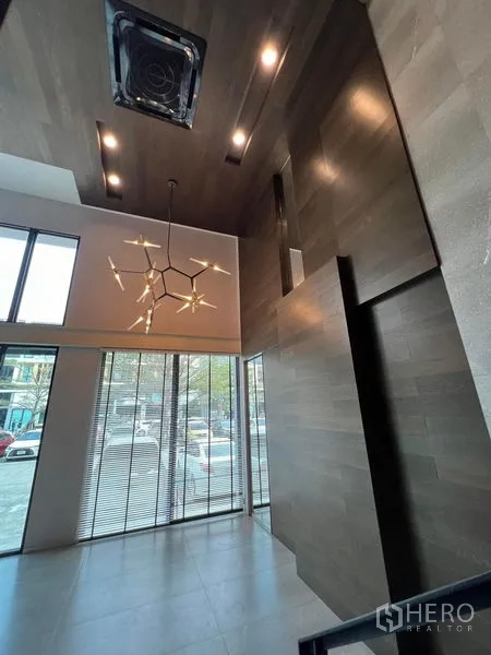 สำนักงานที่บ้าน ให้เช่าในBueng Kum, Bangkok - โถงหน้าร้านสูงโปร่งติดถนนพร้อมผนังกระจกเต็มบานและโคมไฟดีไซน์