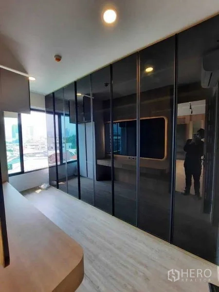 公寓 出租或出售在Phaya Thai, Bangkok - 工作/书房空间，黑色高光内置衣柜与大窗户。