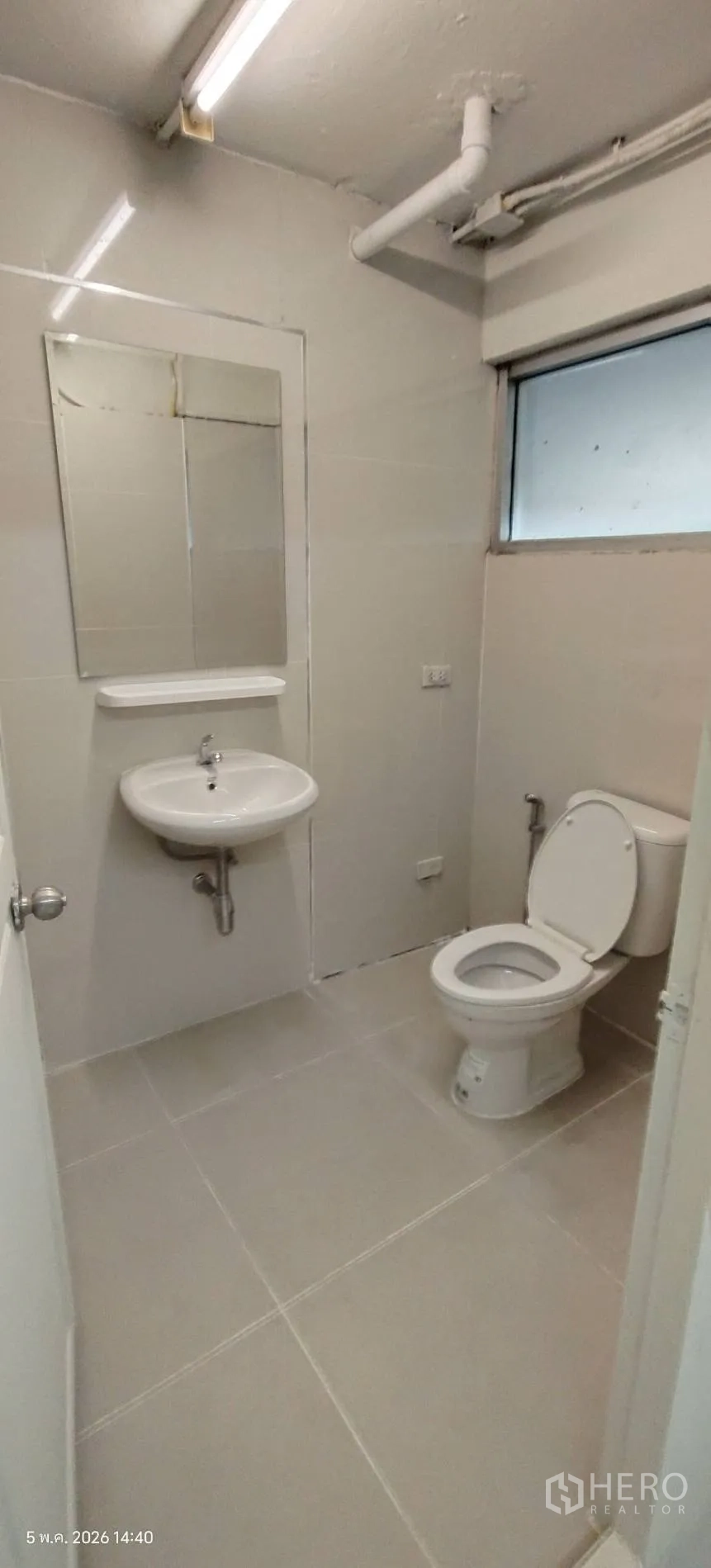 ตึกแถว for rent in Watthana, Bangkok - ห้องเรียบง่ายมีหน้าต่างเหล็กดัดและโต๊ะ