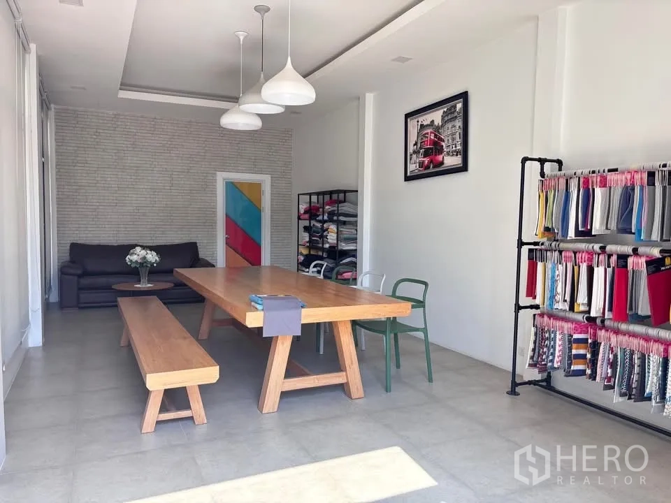 工厂 出售在Krathum Baen, Samut Sakhon - 展示/会议室，长木桌与布样展示架