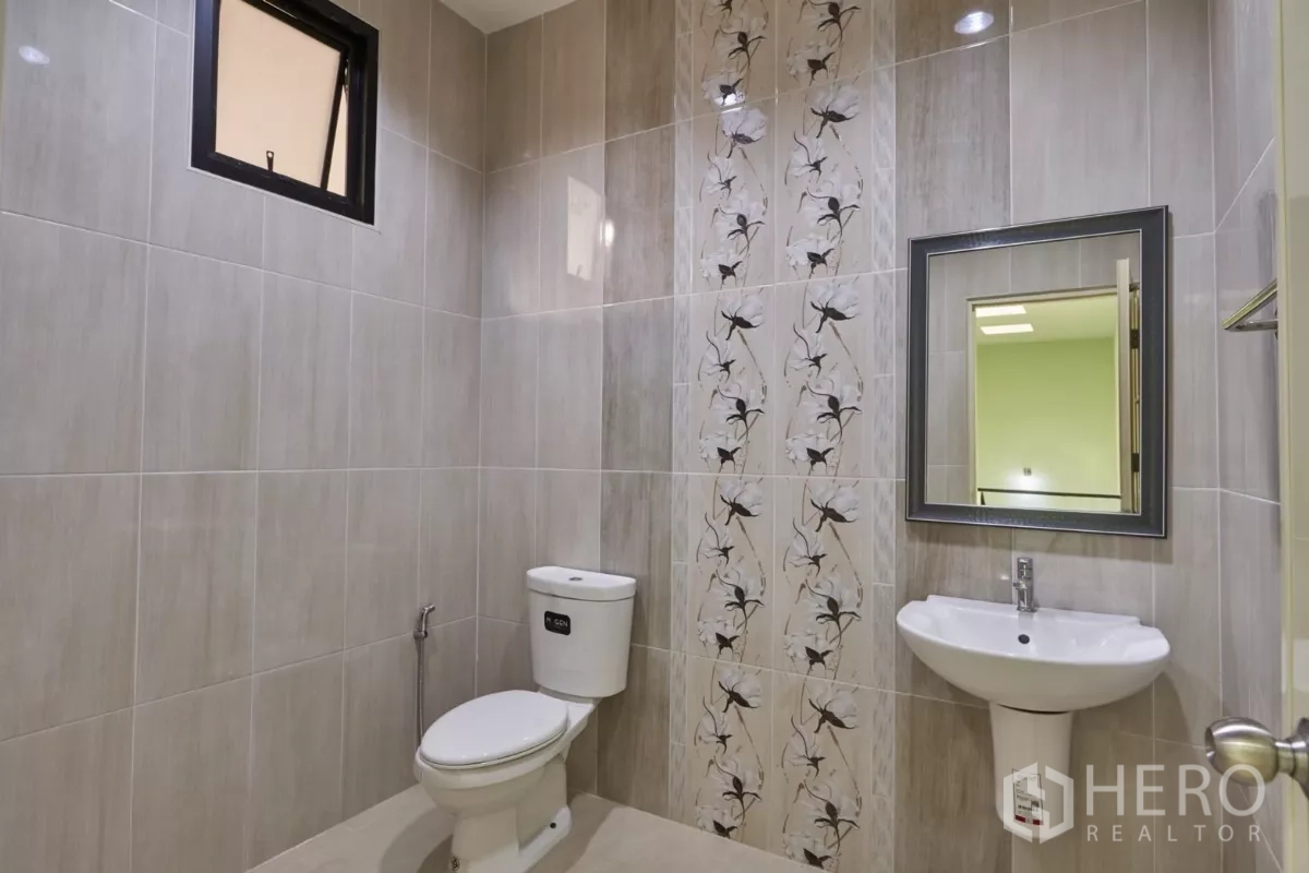 โรงงาน ให้เช่าในMueang Samut Sakhon, Samut Sakhon - ถนนโครงการเรียงรายด้วยอาคารโรงงาน มีลานจอดรถด้านหน้าแต่ละยูนิต.