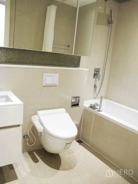 คอนโด ให้เช่าหรือขายในWatthana, Bangkok - ห้องน้ำสมัยใหม่พร้อมอ่างอาบน้ำ โถสุขภัณฑ์แขวนผนัง และตู้กระจก