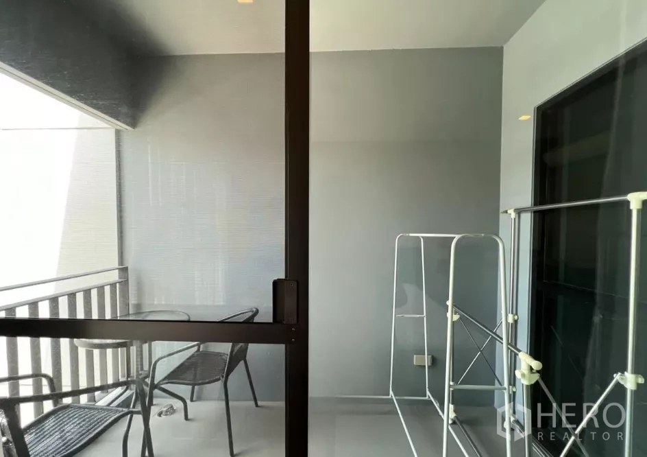 ทาวน์เฮาส์ ให้เช่าในSuan Luang, Bangkok - ระเบียงครอบคลุมพร้อมชุดนั่งเล่นและราวตากผ้าหลังบานสไลด์มุ้งลวด