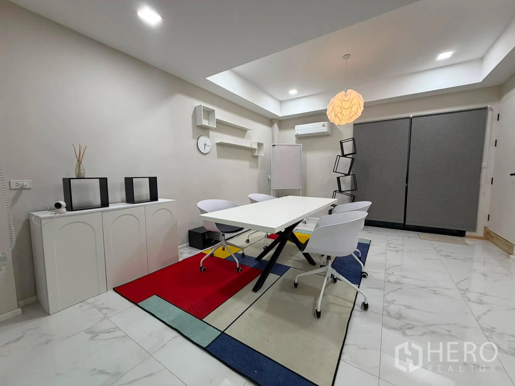 โฮมออฟฟิศ for rent in Phra Khanong, Bangkok - ห้องประชุมสว่างพร้อมโต๊ะพับ เก้าอี้สีขาว และพรมสีสัน