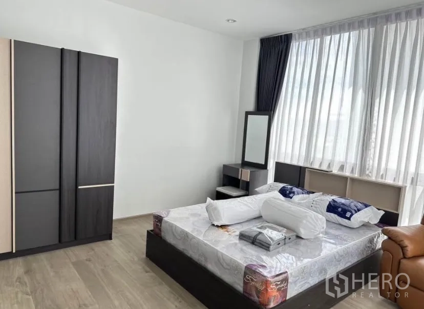 บ้านเดี่ยว for rent or sale in Lat Krabang, Bangkok - ห้องนอนกว้าง พื้นไม้ หน้าต่างบานใหญ่ และตู้เสื้อผ้าทันสมัย