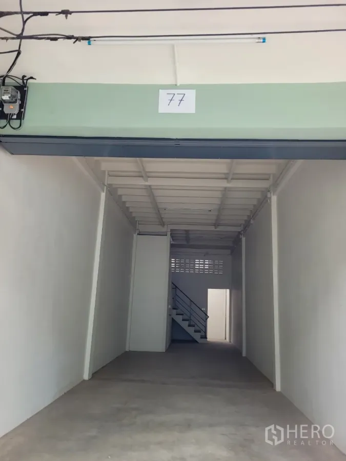 店屋 出租在Khlong Toei, Bangkok - 店屋前场开放式入口，高挑天花与水泥地面，后方楼梯，近BTS Thonglor。