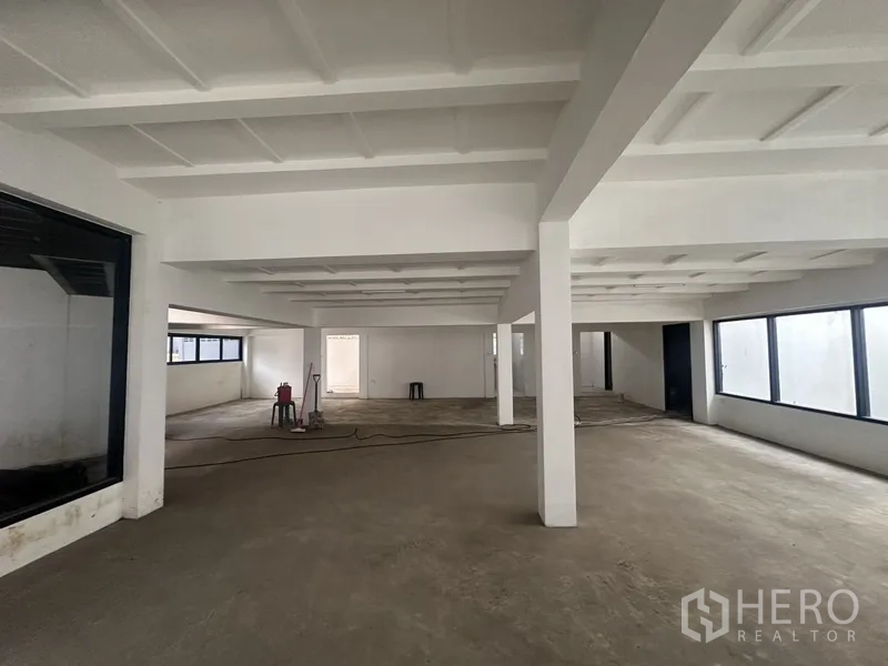 带办公室的家 出租或出售在Bang Na, Bangkok - 一层开放大空间，高挑天花与柱体。