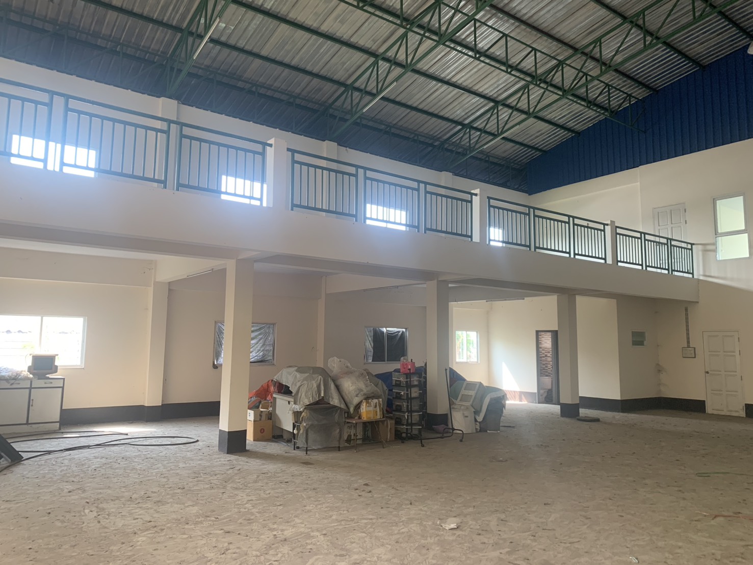 货栈 出租在Lam Luk Ka, Pathum Thani - 开阔仓库大厅，钢屋顶、夹层栏杆与宽阔地面。