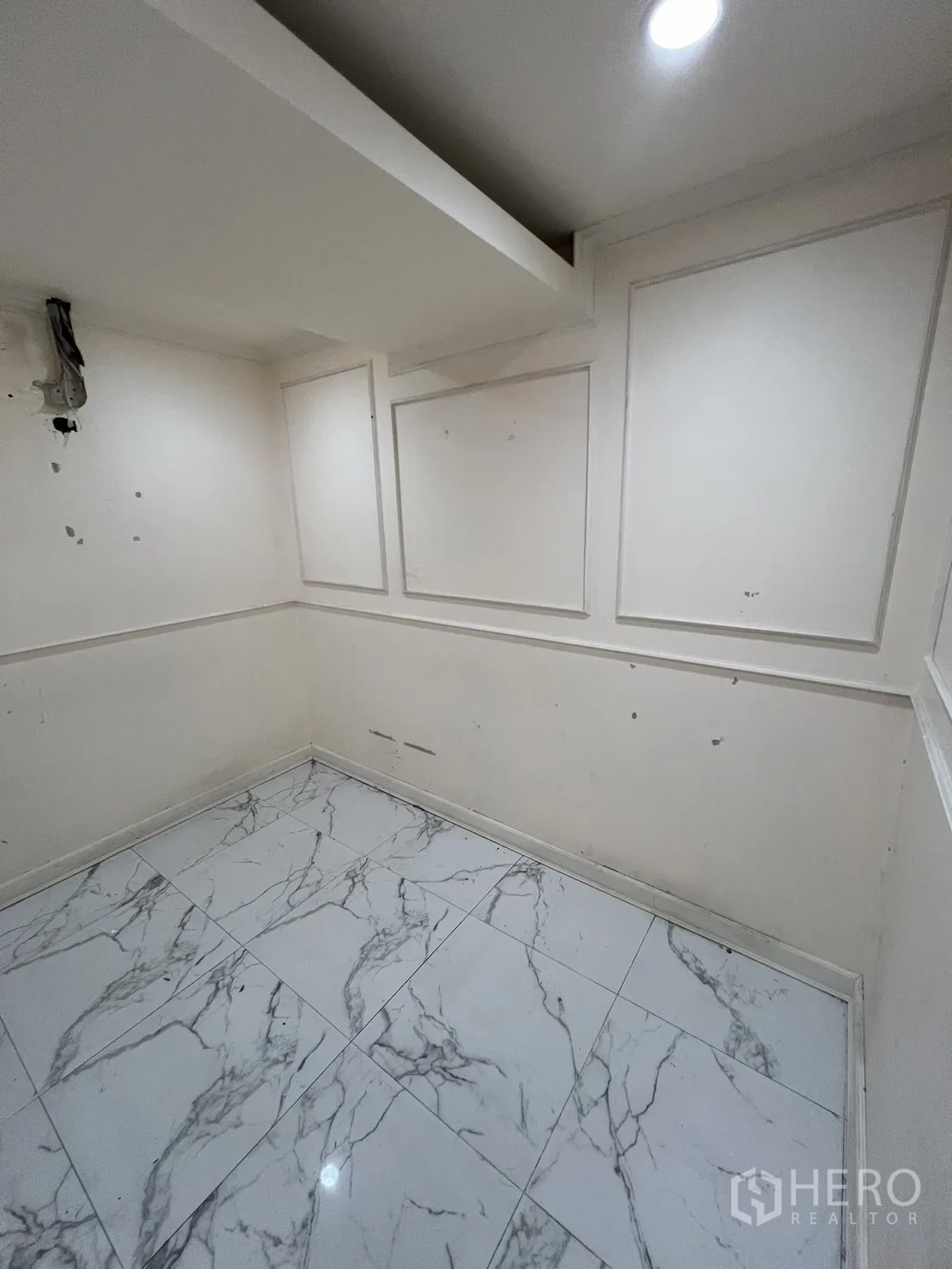 พื้นที่ขายปลีก ให้เช่าในWatthana, Bangkok - ห้องส่วนตัวกะทัดรัด ผนังบัว และพื้นกระเบื้องลายหินอ่อน