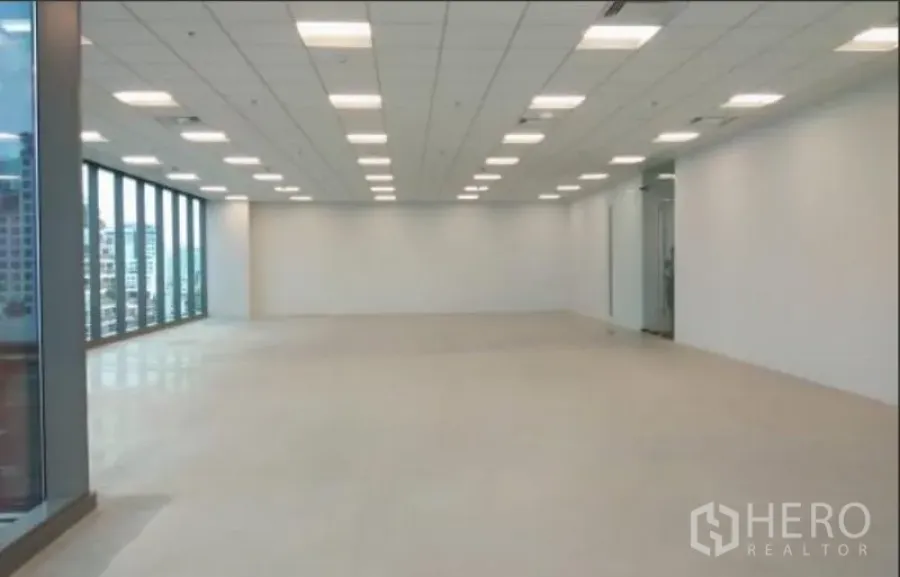 Office Space for rent in Bang Na, Bangkok - Bright open-plan office with floor-to-ceiling windows, grid ceiling and LED lights offering city views in Bang Na, Bangkok.