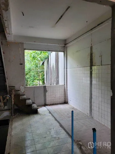 店屋 出租在Khlong Toei, Bangkok - 后部瓷砖区域，开窗面向绿景，预留管线与楼梯