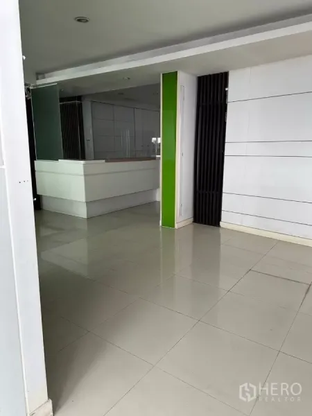 อาคารพาณิชย์ ขายในWatthana, Bangkok - โถงเปิดโล่งพร้อมเสาและเคาน์เตอร์หน้า เหมาะเป็นโชว์รูมหรือร้านค้า.