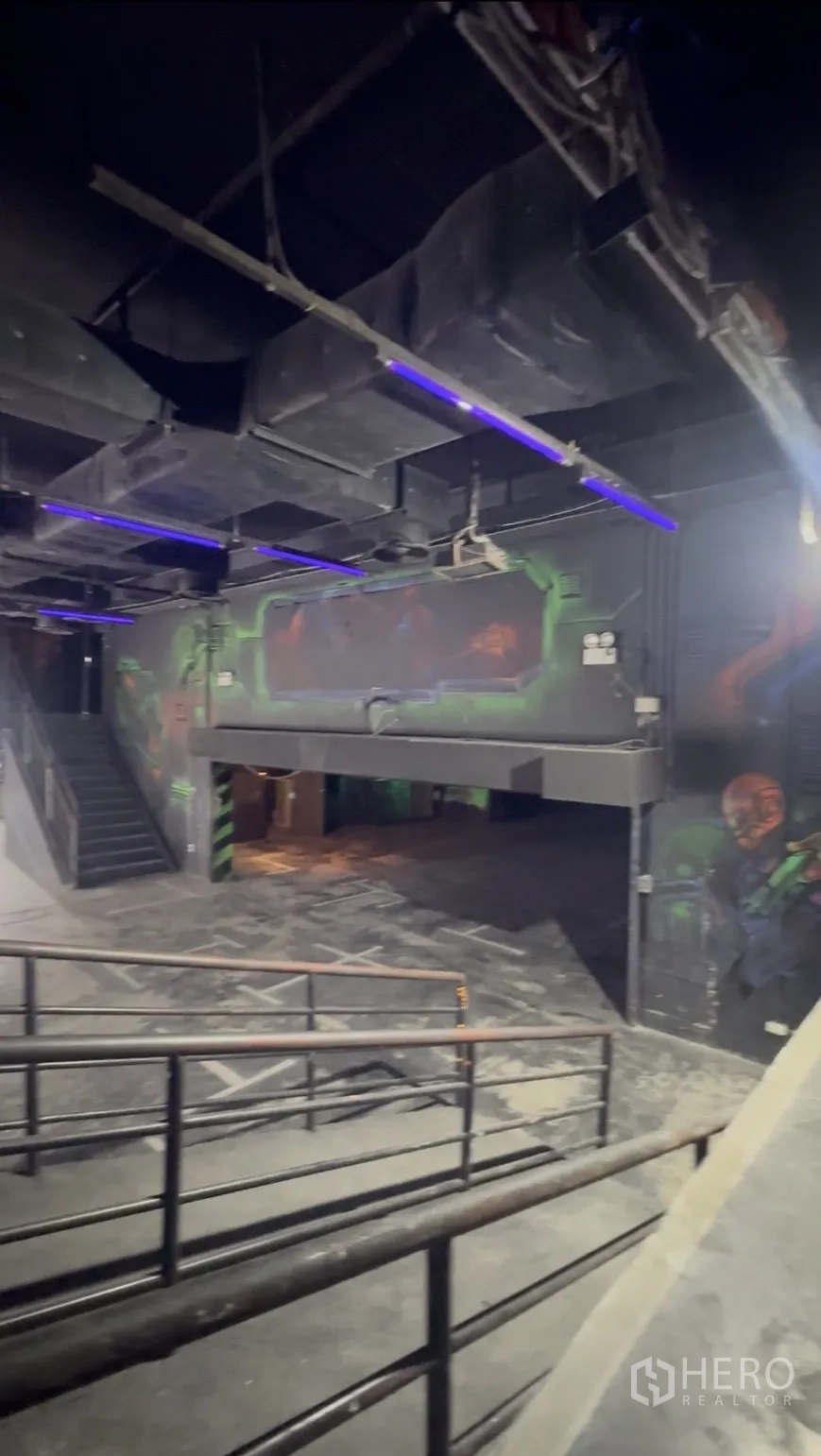 零售空间 出租在Khlong Toei, Bangkok - 夹层与楼梯旁有壁画与坡道通行，工业风饰面。