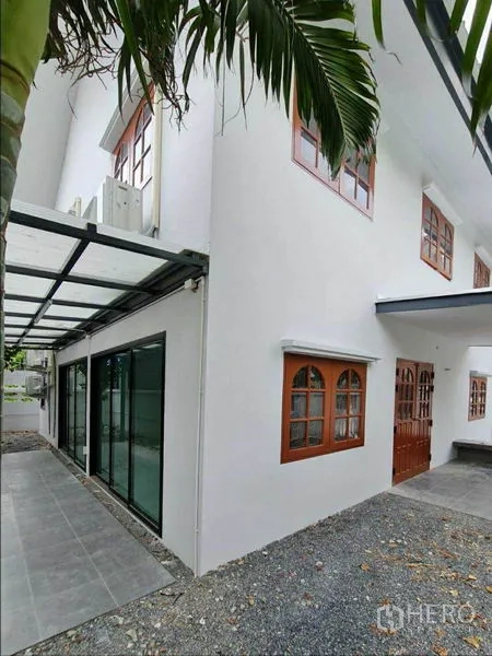 สำนักงานที่บ้าน ให้เช่าในLat Phrao, Bangkok - ด้านข้างอาคารมีประตูกระจกสไลด์ ทางเดินมีหลังคา และหน้าต่างกรอบไม้