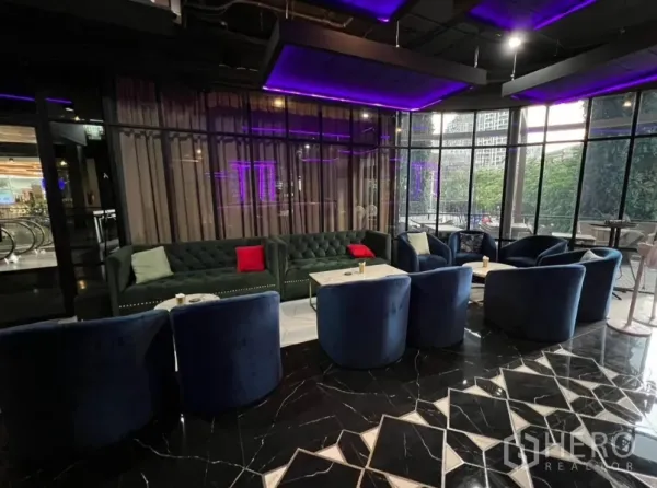 พื้นที่ขายปลีก ให้เช่า - โซนเลานจ์โซฟากำมะหยี่ ผนังกระจกเต็มบาน และพื้นเงาสีดำ