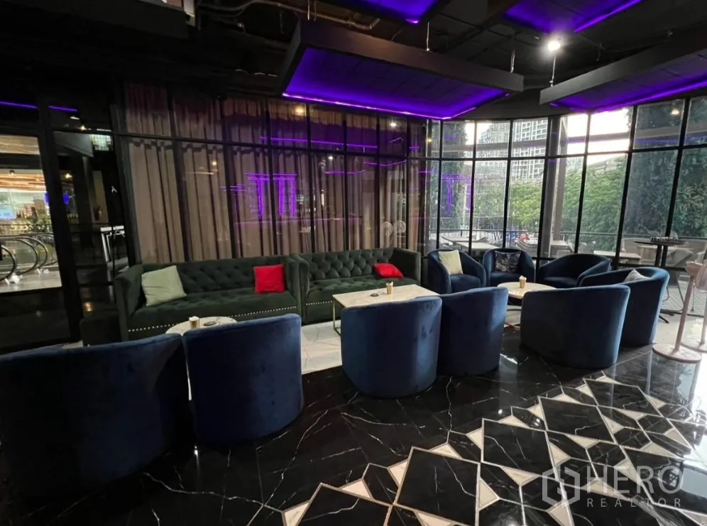 พื้นที่ขายปลีก ให้เช่า - โซนเลานจ์โซฟากำมะหยี่ ผนังกระจกเต็มบาน และพื้นเงาสีดำ