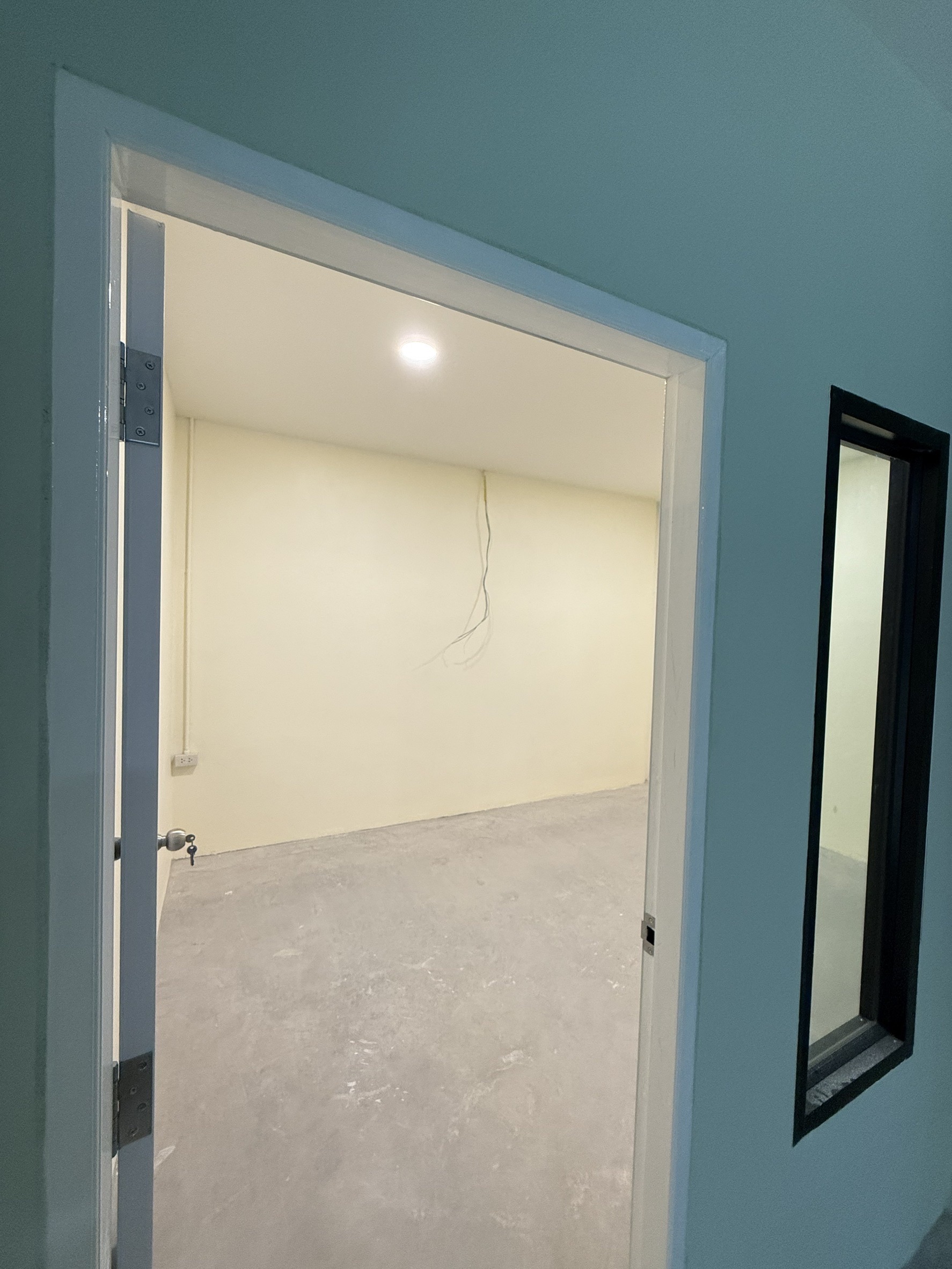 Warehouse for rent in Lat Krabang, Bangkok - Small internal room with door and ceiling light ready for office fit-out.