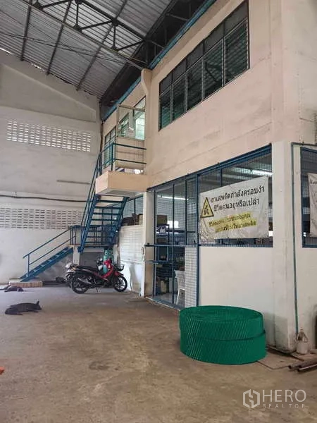 Warehouse for rent or sale in Nong Suea, Pathum Thani - Internal office block with blue stairs inside the warehouse.