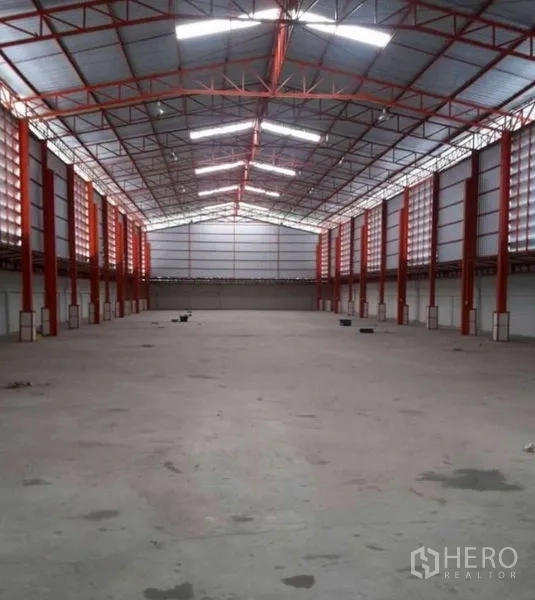 คลังสินค้า ให้เช่าในBang Phli, Samut Prakan - ภาพกว้างของโกดังสแปนกว้าง เพดานสูงมีสกายไลท์ พื้นคอนกรีต