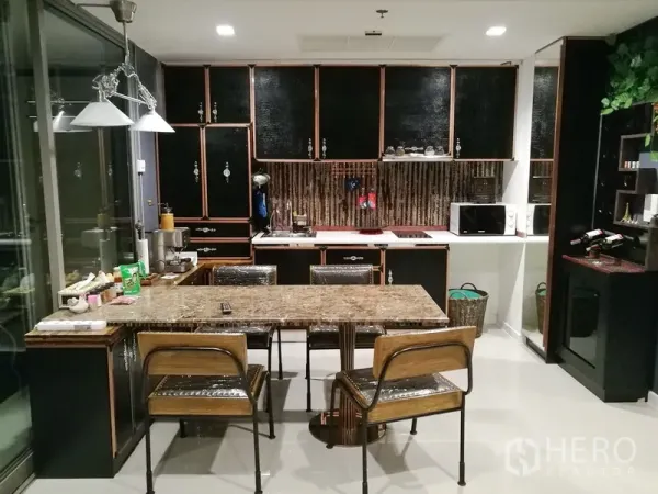 คอนโด ให้เช่าหรือขายในBang Kho Laem, Bangkok - ครัวเปิดตู้สีดำลายเท็กซ์เจอร์ เคาน์เตอร์ท็อปหินพร้อมโต๊ะรับประทานอาหารและโคมไฟห้อย