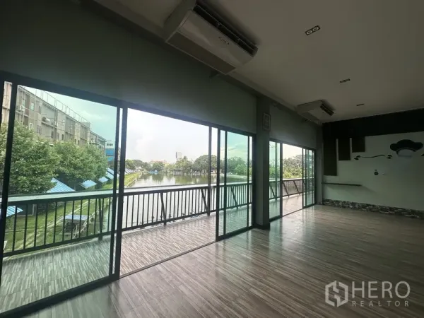 独立商业地产 出租在Prawet, Bangkok - 推拉落地窗通往长阳台，眺望湖景/养鱼池