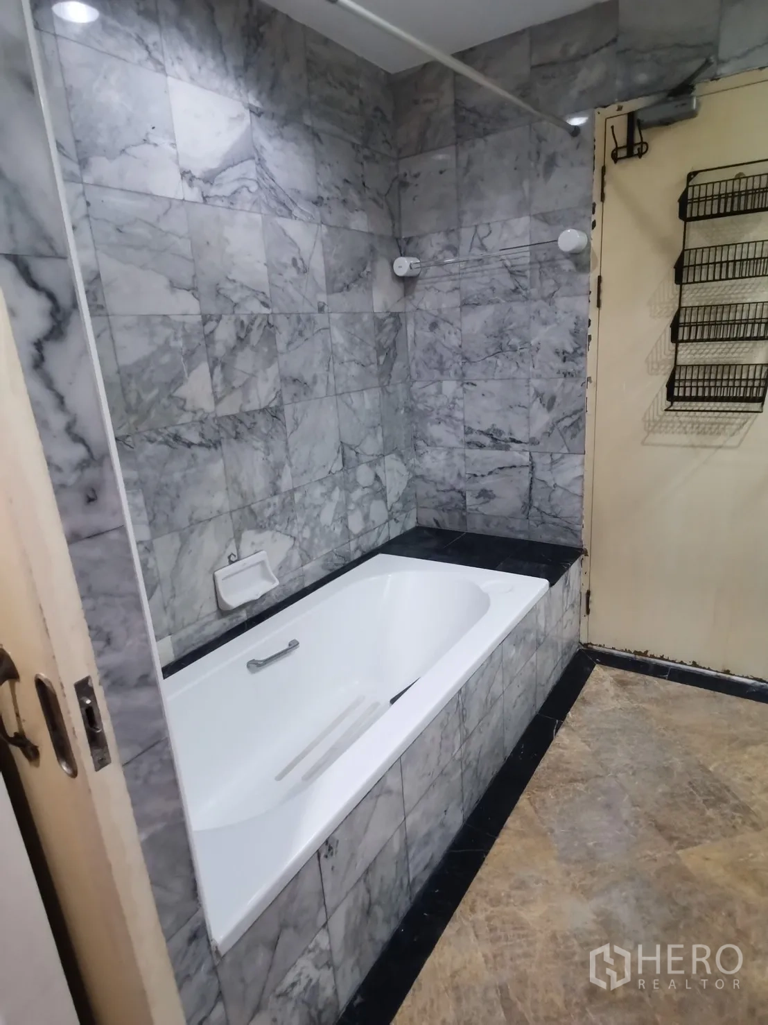 คอนโด ให้เช่าในPathum Wan, Bangkok - ห้องน้ำกรุหินอ่อนพร้อมอ่างอาบน้ำแบบฝัง