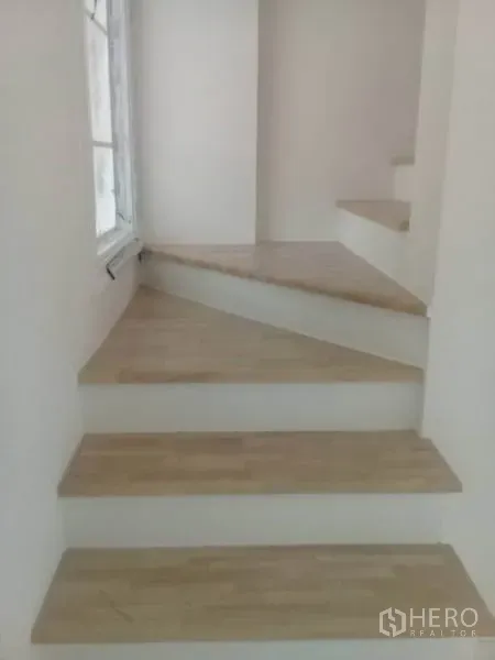 สำนักงานที่บ้าน ให้เช่าในBang Na, Bangkok - บันไดไม้โทนอ่อน มีหน้าต่างด้านข้างรับแสงธรรมชาติ