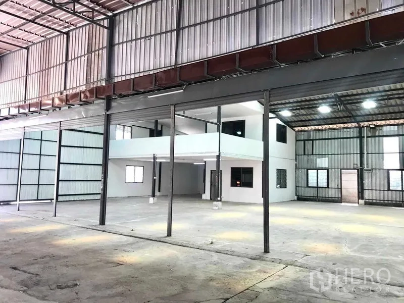 คลังสินค้า ให้เช่าในPathum Thani - ฮอลล์เก็บสินค้ากว้าง มีแกนสำนักงาน ประตูบานเลื่อน และพื้นคอนกรีต