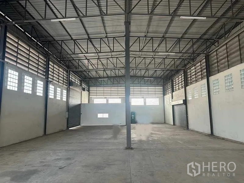 货栈 出租在Bang Bua Thong, Nonthaburi - 开放式仓储地面，中央立柱与采光通风窗