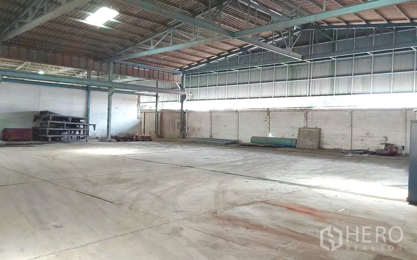 Factory for rent or sale in Bang Phli, Samut Prakan - Empty warehouse bay with high roof and smooth concrete floor.