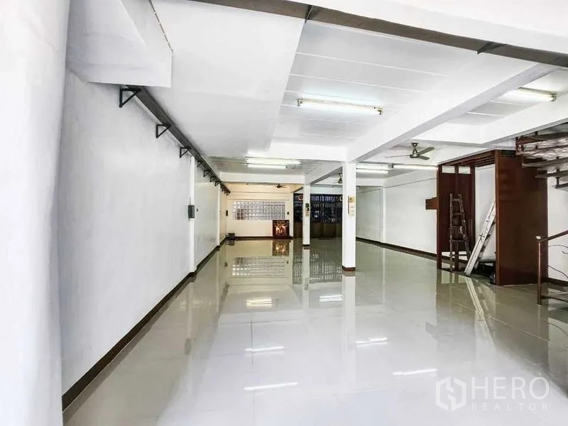 สำนักงานที่บ้าน ให้เช่าในKhlong Toei, Bangkok - ฮอลล์ทรงลึก มีเสากลาง ผนังติดรางแขวน และประตูหน้าปลอดภัย.