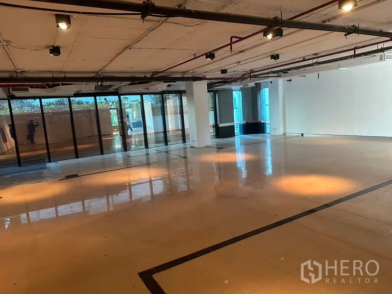 สำนักงาน ให้เช่าในKhlong Toei, Bangkok - พื้นที่ทำงานกว้าง กระจกเต็มบาน แทร็กลไท์ติ้ง และพื้นกระเบื้องเงา จัดผังได้ยืดหยุ่น