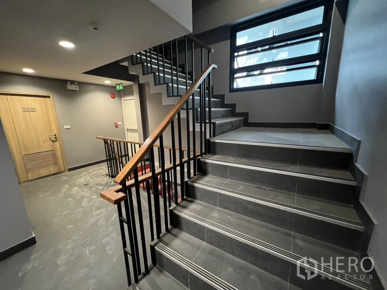 อาคารพาณิชย์ ให้เช่าในBang Rak, Bangkok - ชานพักบันไดและโถงทางเดิน ราวเหล็กและประตูไม้